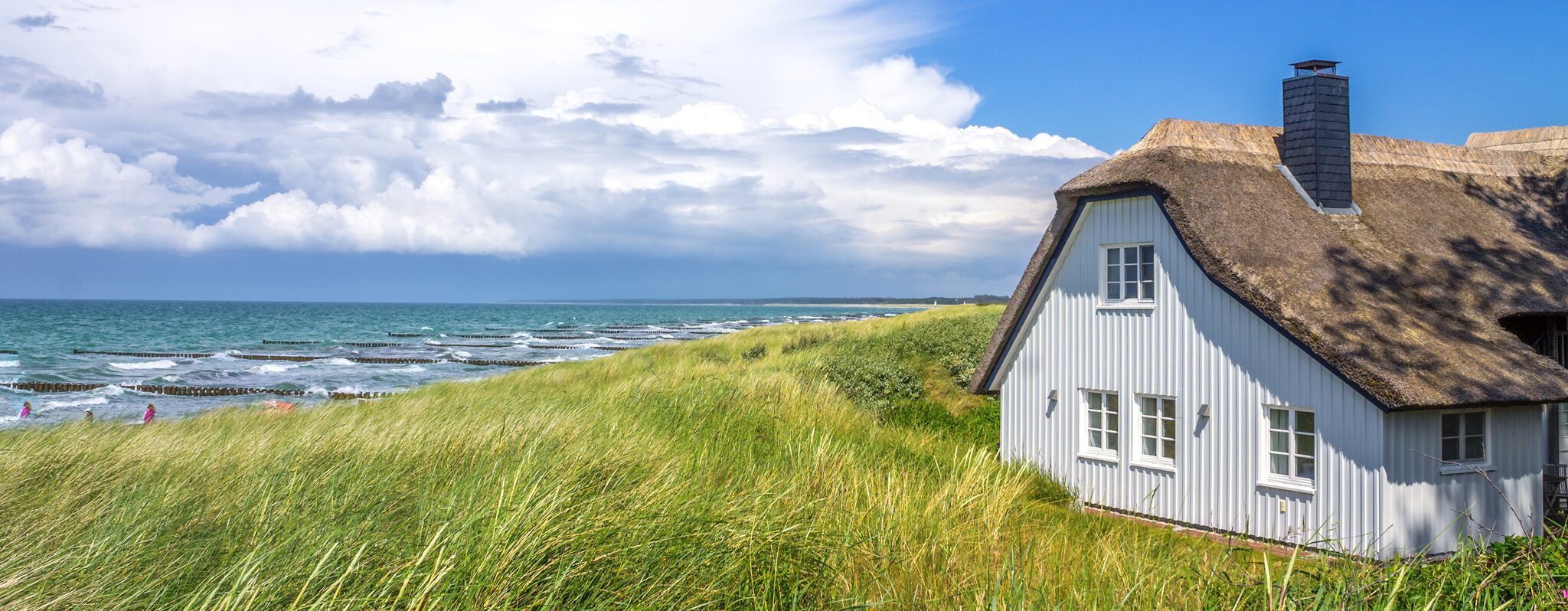 Ferienhaus am Strand an der Ostsee im Sommer