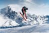 Skifahrer übt Sprung aus