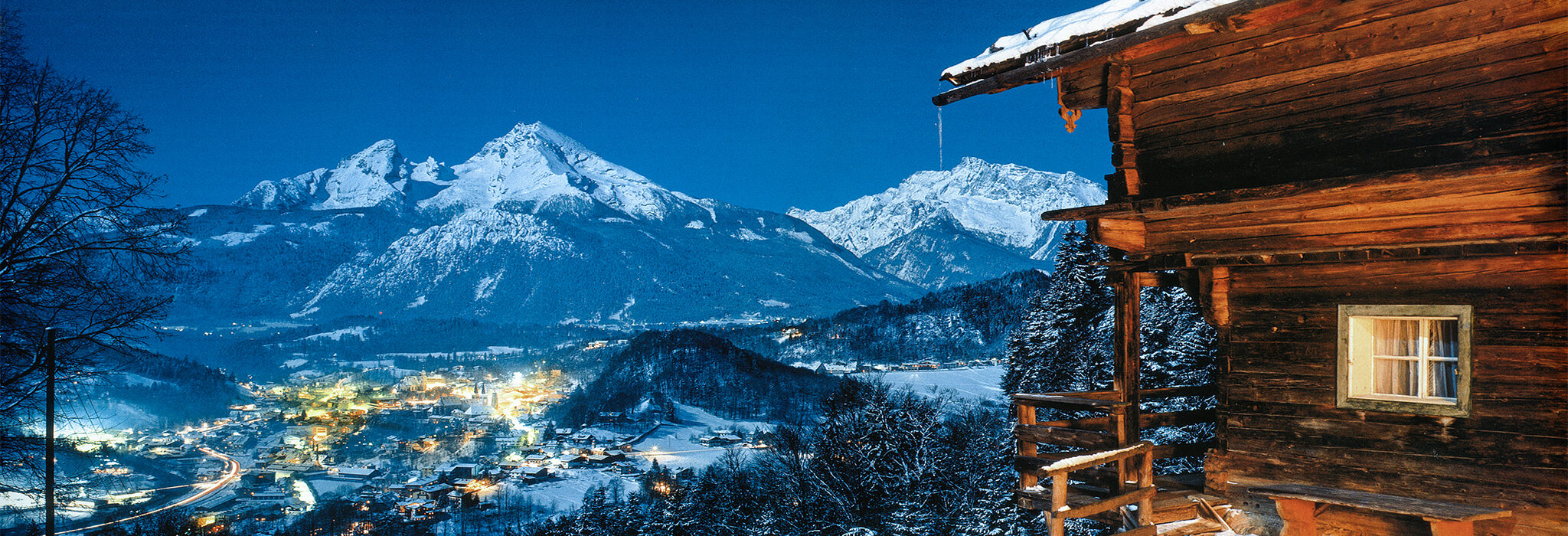 Chalet in den Alpen mit Panoramablick Nachts
