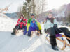Rodlen mit der Familie im Schnee