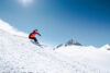 Skifahrer in den Bergen in Kaltenbach