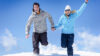 glückliches Paar im Schnee laufen