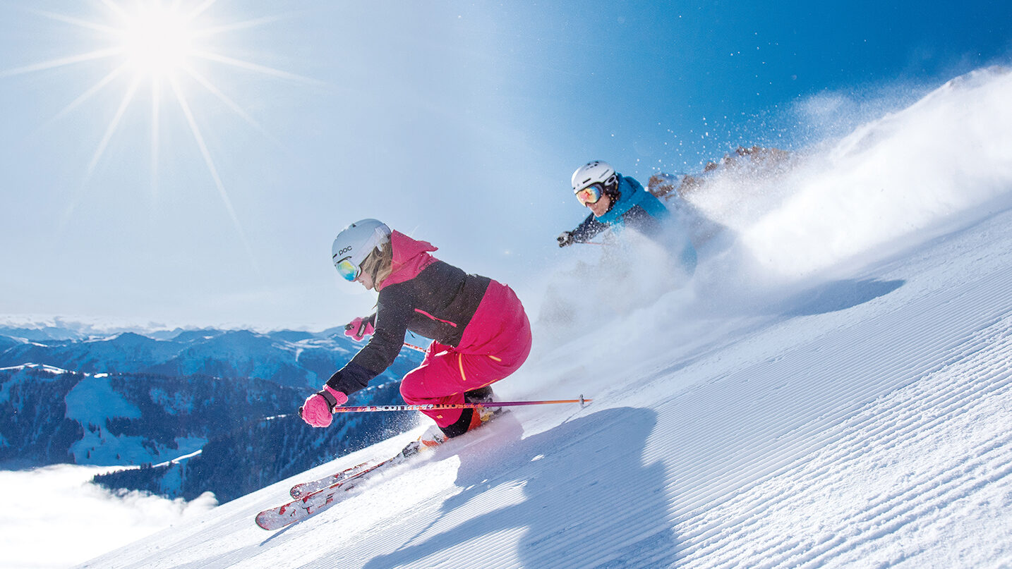 Paar Skifahrer Sonne Berge