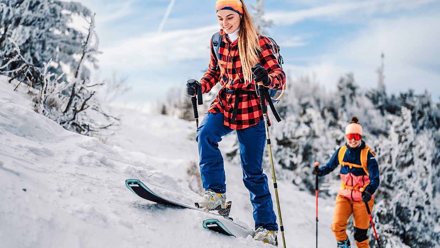 Skitourengeher am Berg