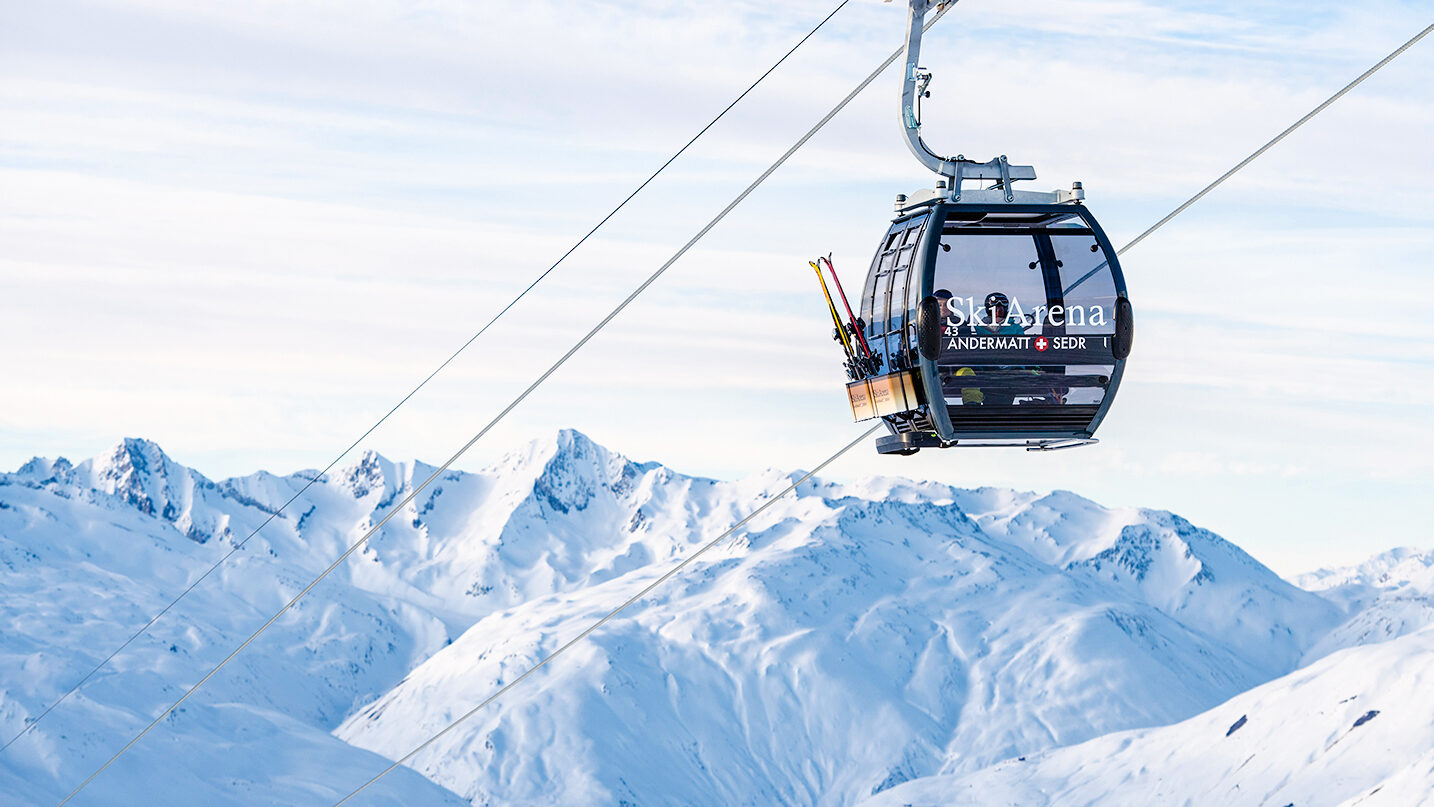 Gondelfahrt im Winterurlaub in den Alpen bei Andermatt