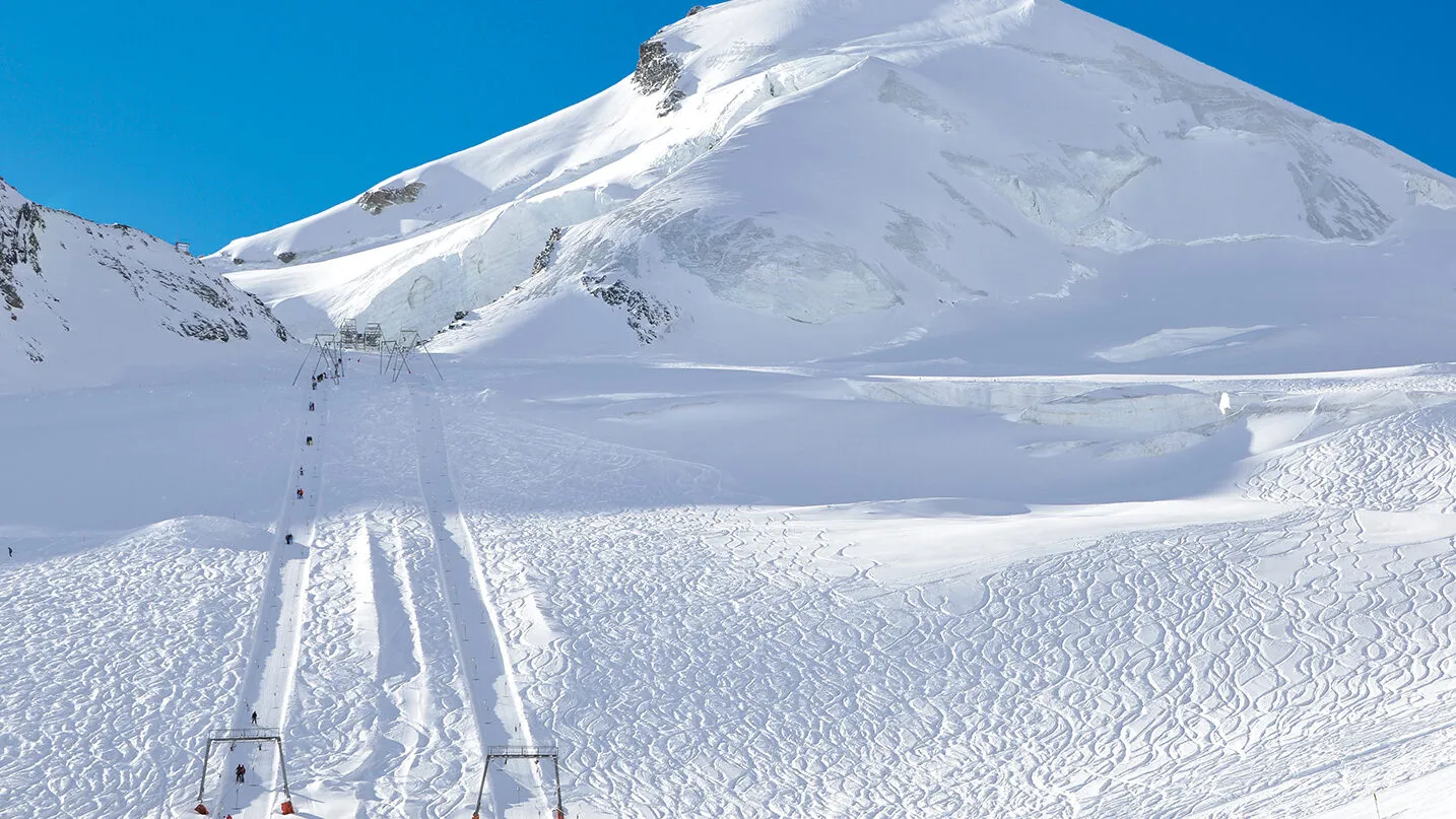 Skilift mit Tiefschnee in Saas Fee