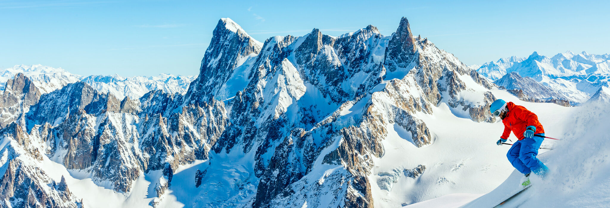Skifahrer in den Alpen mit Bergpanorama