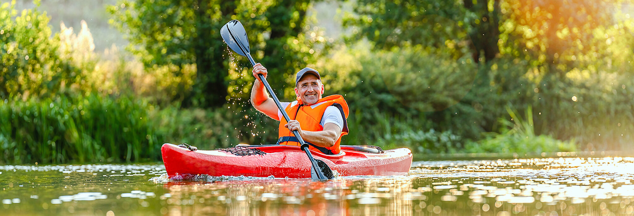 Mann im Kanu in einem See