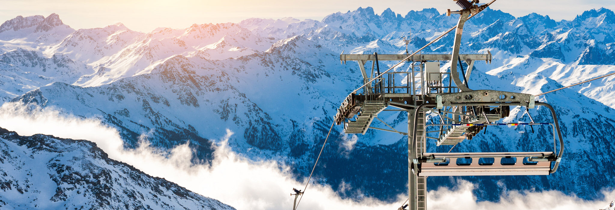 Skigebiet in Frankreich, Gondel & Bergpanorama